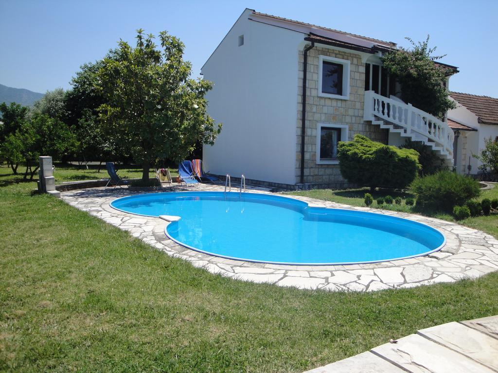 Leisure House Jovovic Vila Bar Quarto foto